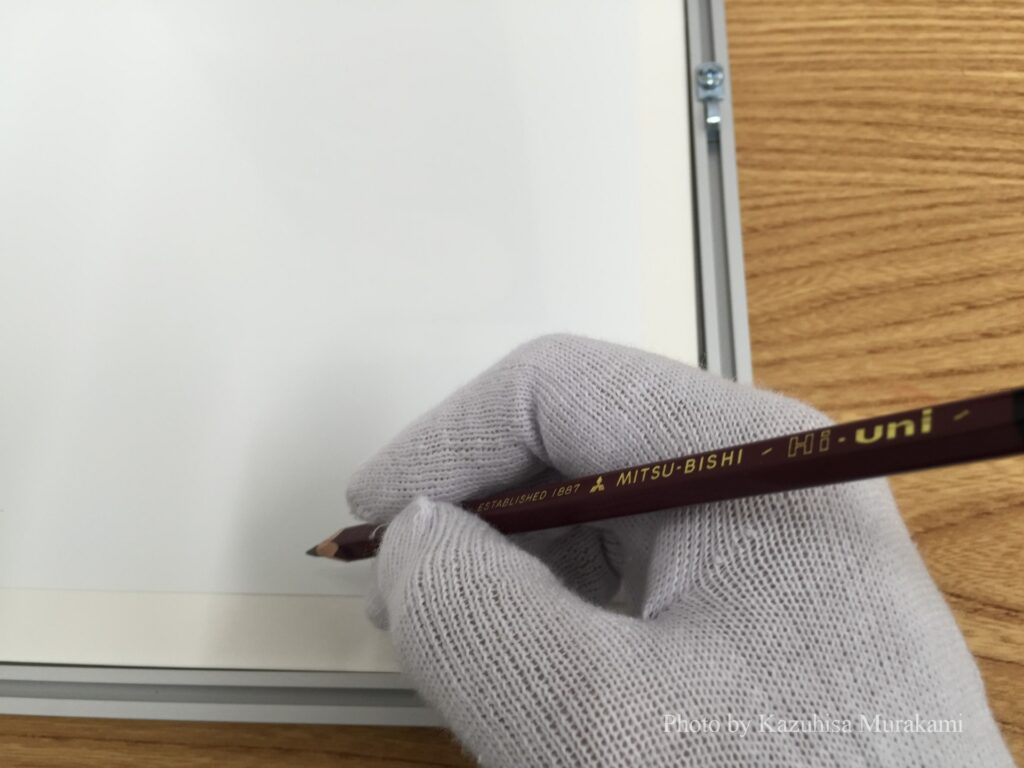 Hi-uni 5B鉛筆で写真裏にサイン