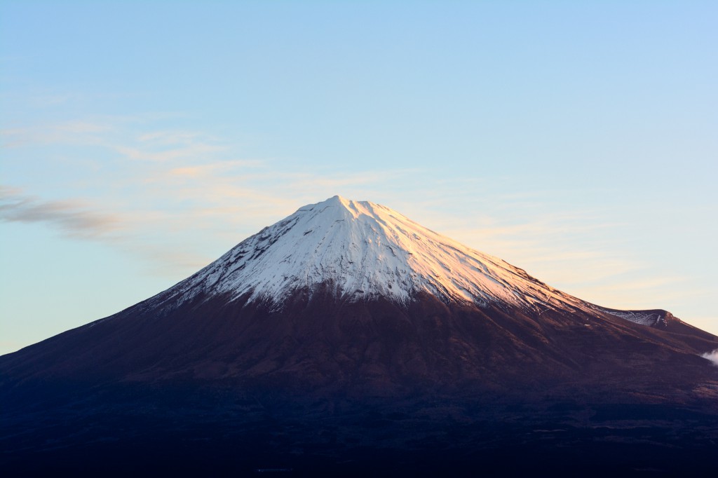 少し引いて撮った富士山。日が昇って赤みが薄らいできた