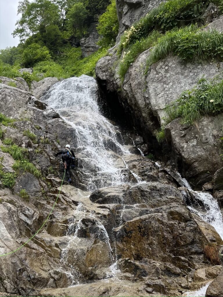 中御所谷は小滝でもスケールが大きい、安全のためしっかりロープを出す