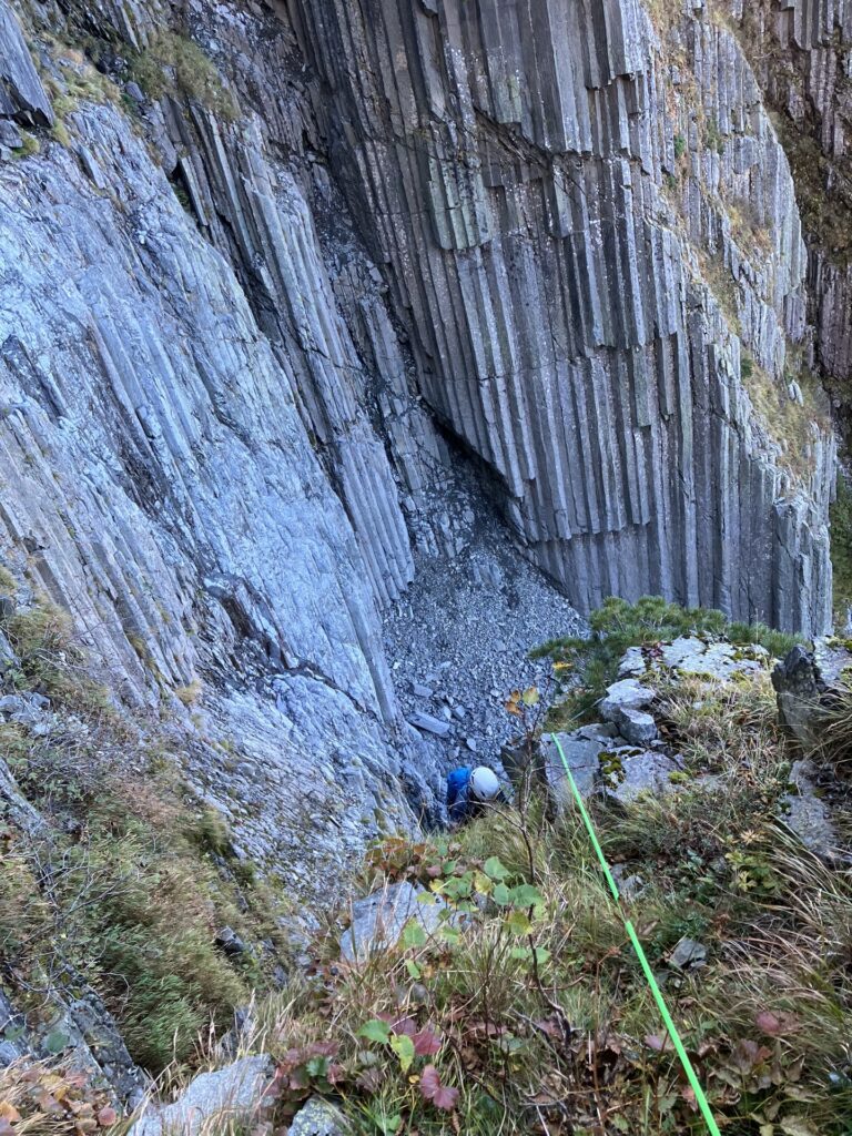 奥穂高岳 滝沢大滝左ルンゼ 2ピッチ目 終了点から、滝沢大滝の柱状節理