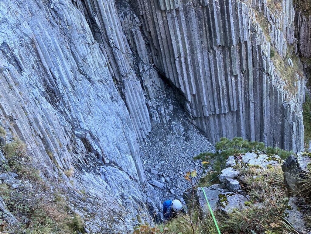 奥穂高岳 滝沢大滝左ルンゼを登る、背後に滝沢大滝の柱状節理