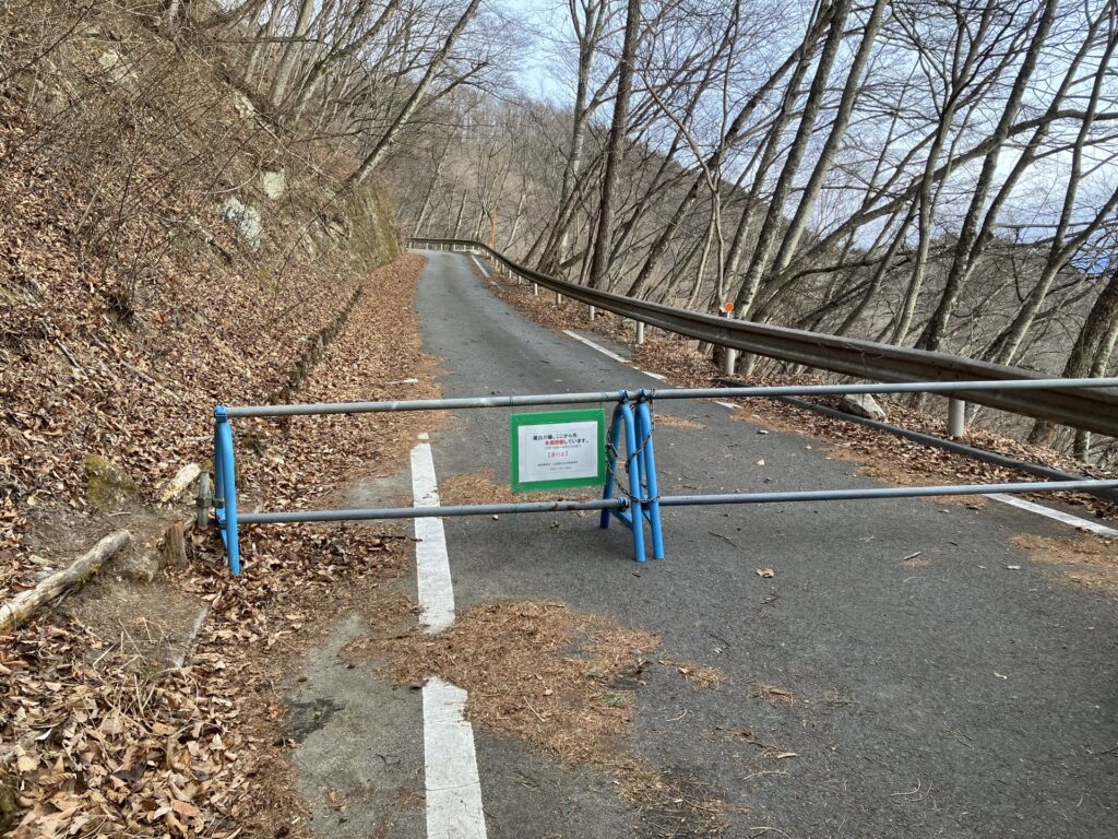 矢立石登山口駐車場の手前300m程にゲート