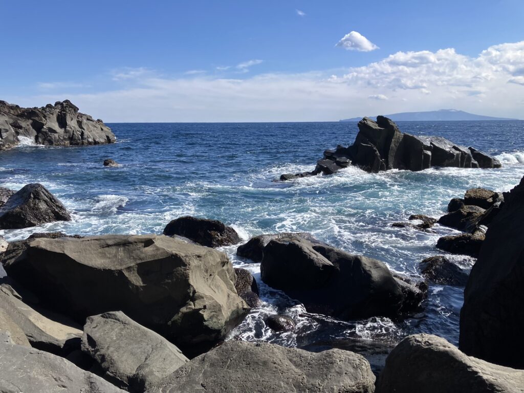 城ヶ崎しりいだしの海岸、伊豆大島が見える