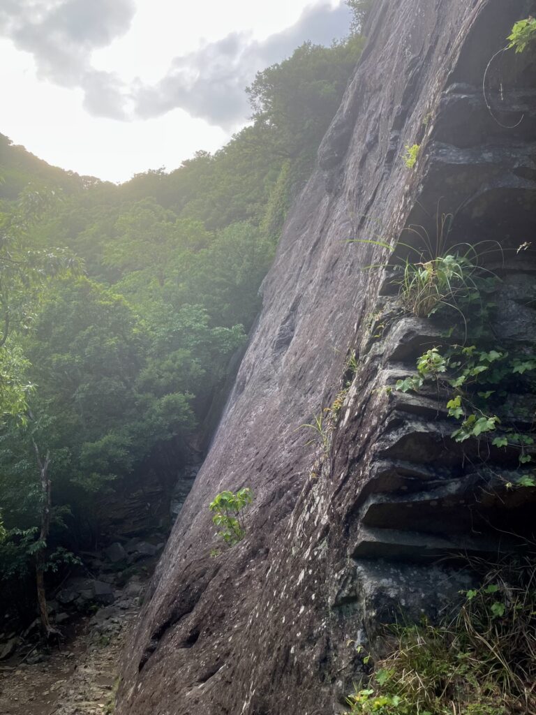 城山 南壁を横から見たところ