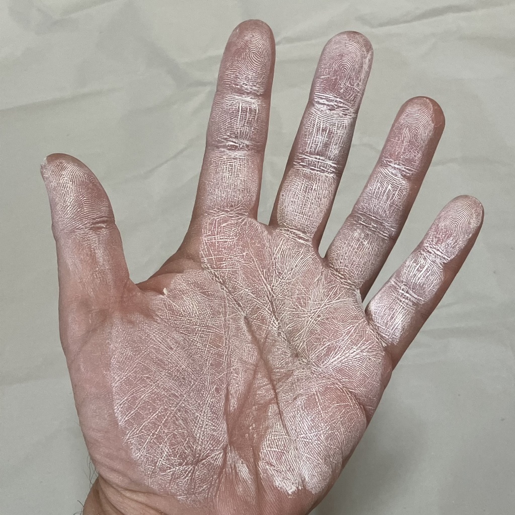 両手をすり合わせてグリップオンを指から掌まで満遍なく伸ばし30秒ほどで乾いて白くなる
