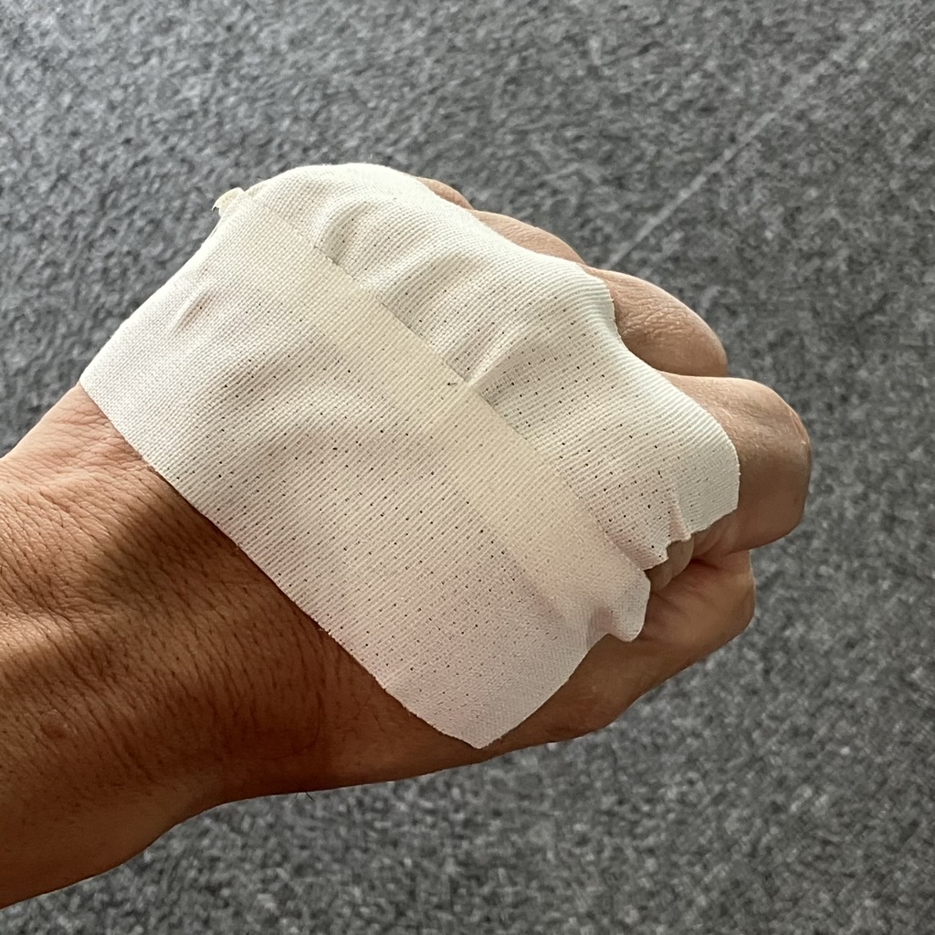 手の甲に貼る