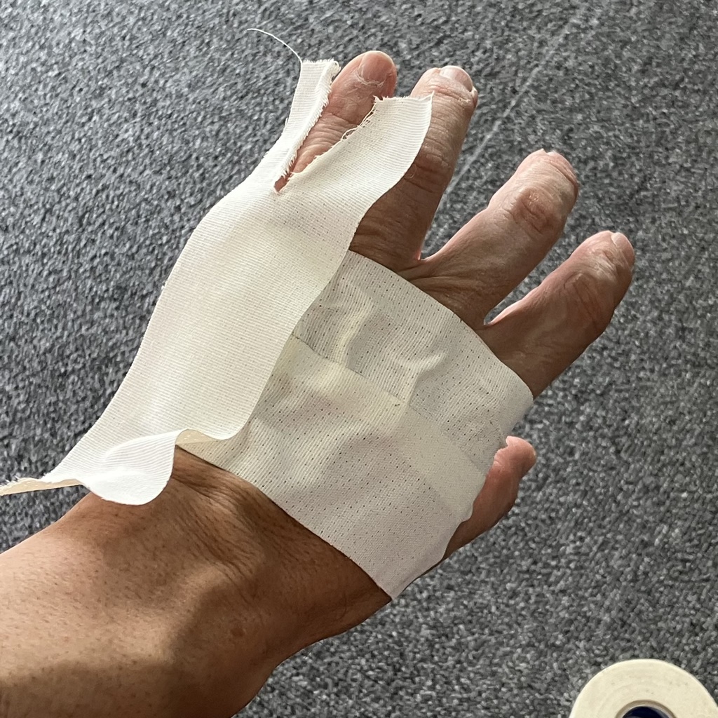 小指の付け根から、手首の出っ張り(尺骨)にかけて乗せる