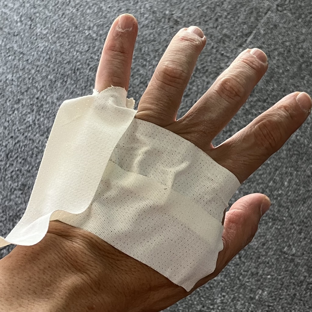 テープの裂いた部分を小指の第3関節に巻きつける