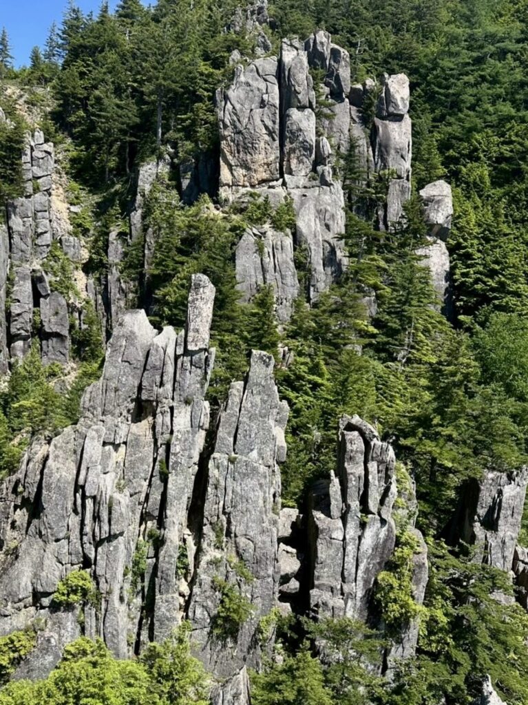 懸垂下降点から15〜18ピッチ目。写真中央のチムニーのラインを一番奥の18ピッチ目まで降りたり登ったり