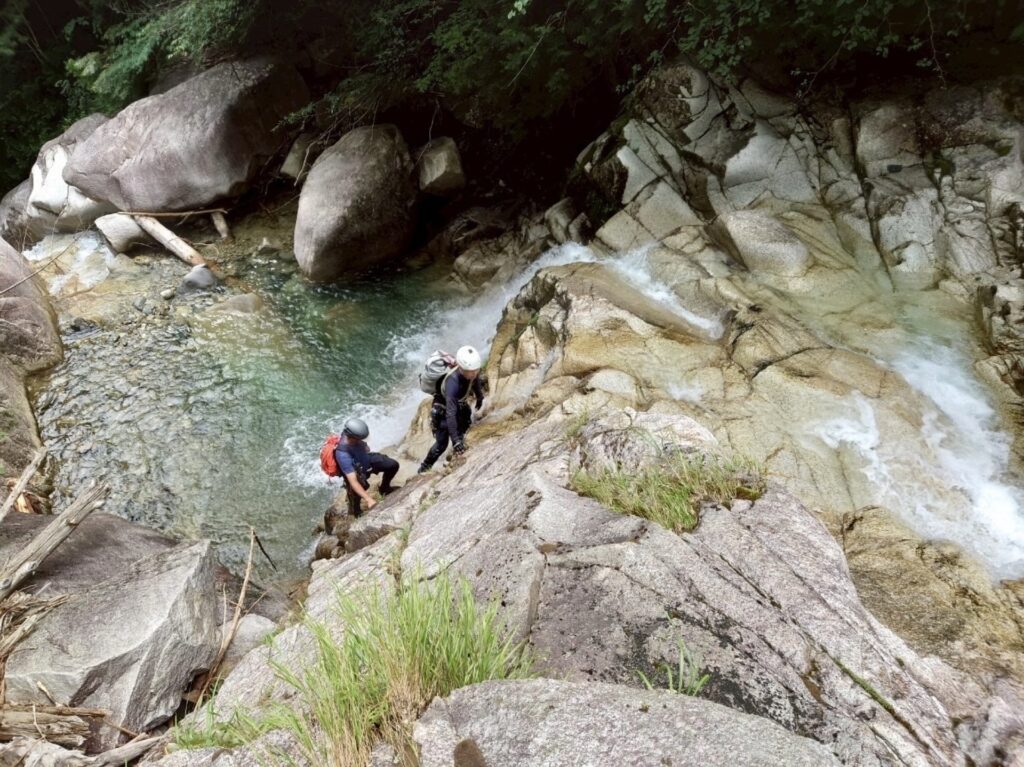 岩倉川樽ヶ沢 小滝を登る