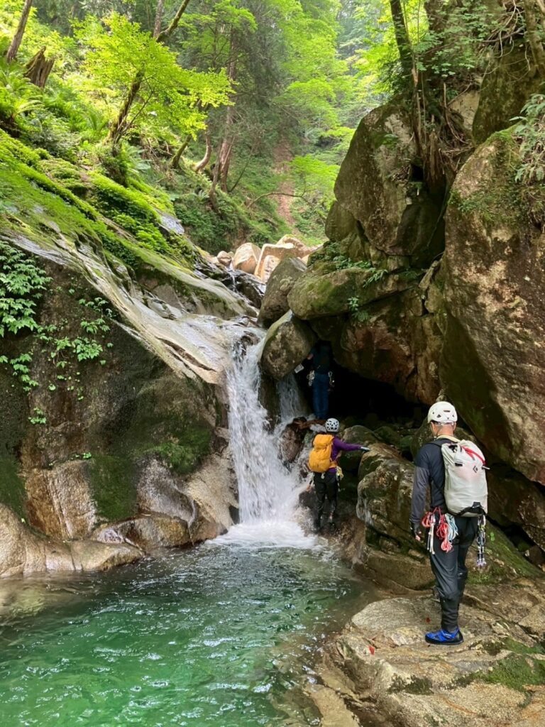 岩倉川樽ヶ沢 3mCS 岩を潜って登れるらしい