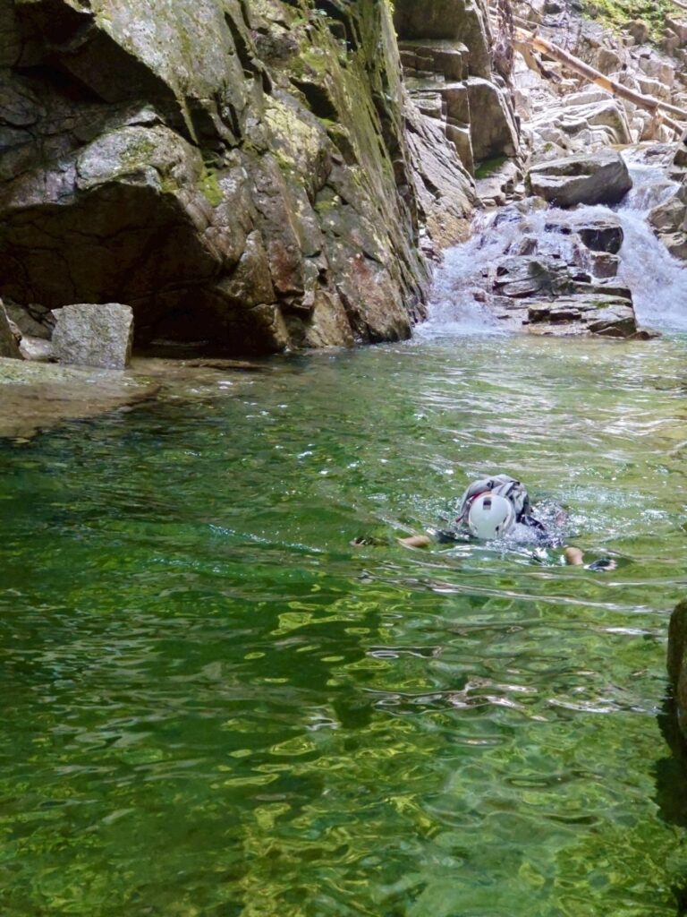 枝沢・岩倉川本流下降 泳ぎが気持ちいい