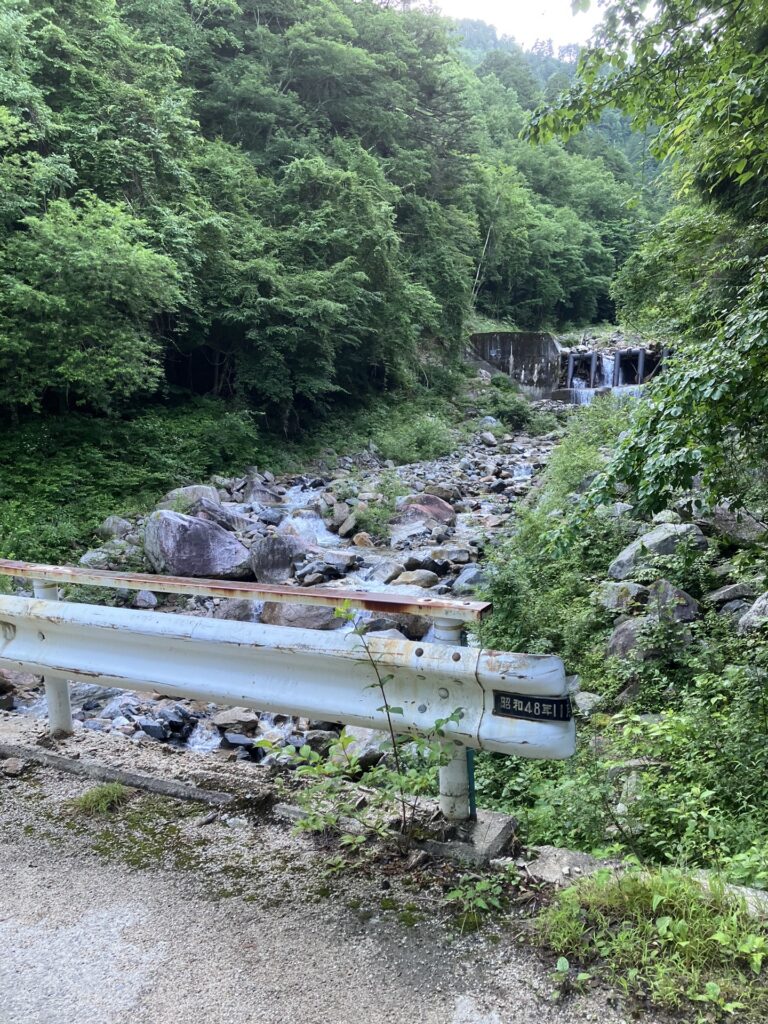 福栃平 ふくとち橋を渡り堰堤の先から入渓