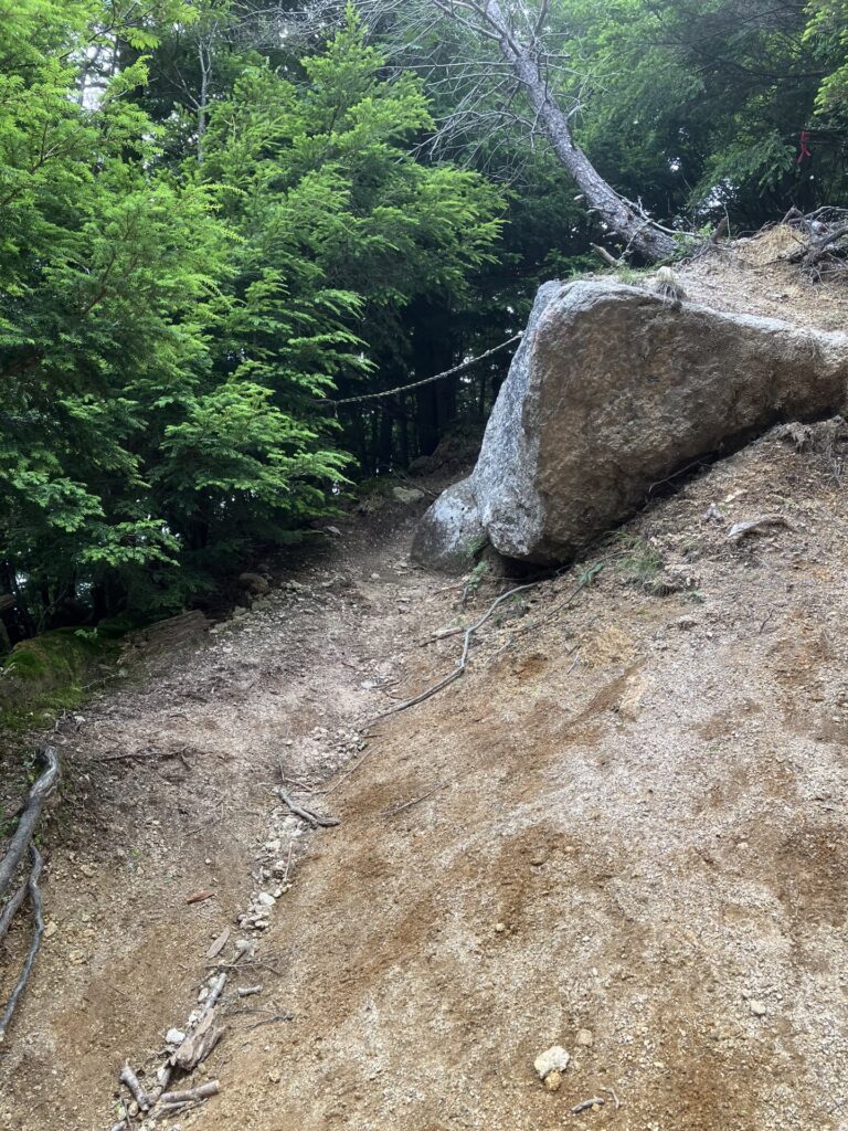 瑞牆山 パノラマルートと表登山道の分岐 トラロープ