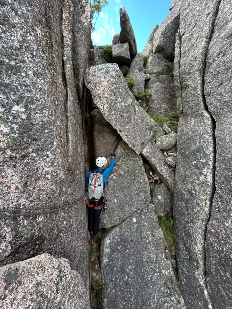 瑞牆山 トムソーヤの冒険 懸垂下降5mから7ピッチ目 IIIくらい