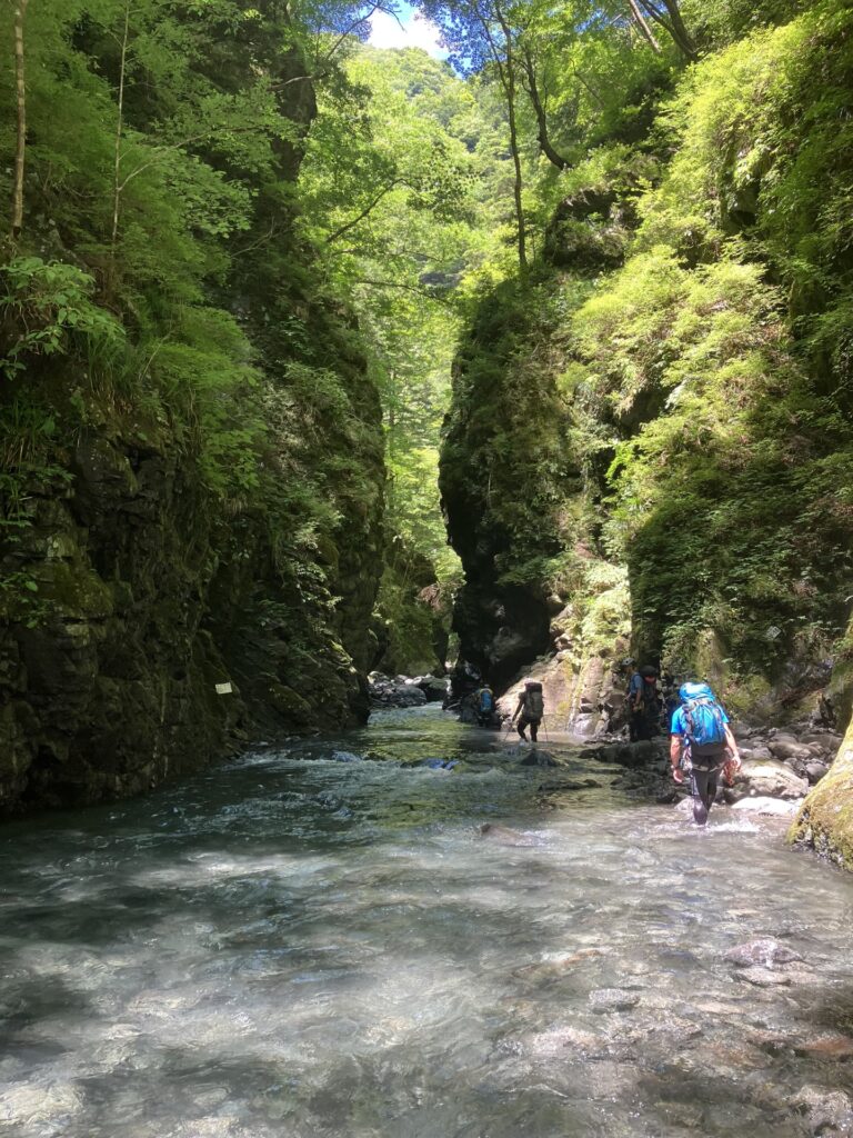 下西河内 30分程でゴルジュが始まる