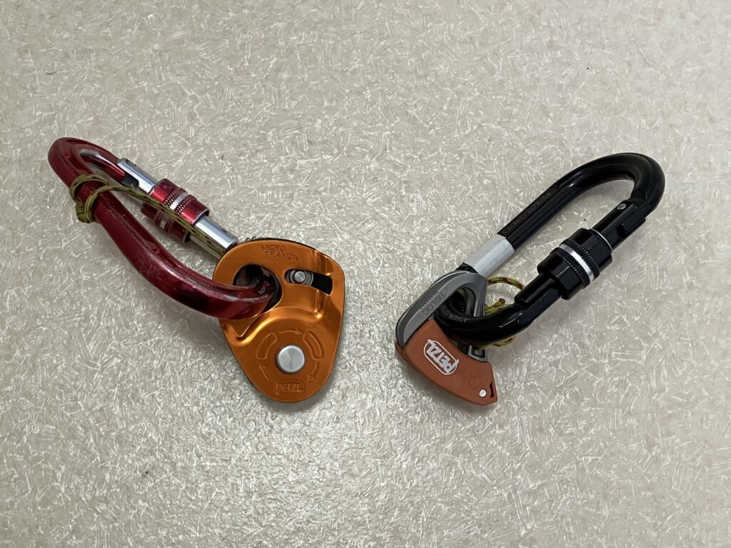 (左)マイクロトラクションとHMSカラビナ / (右) タイブロックとオーバル型カラビナ