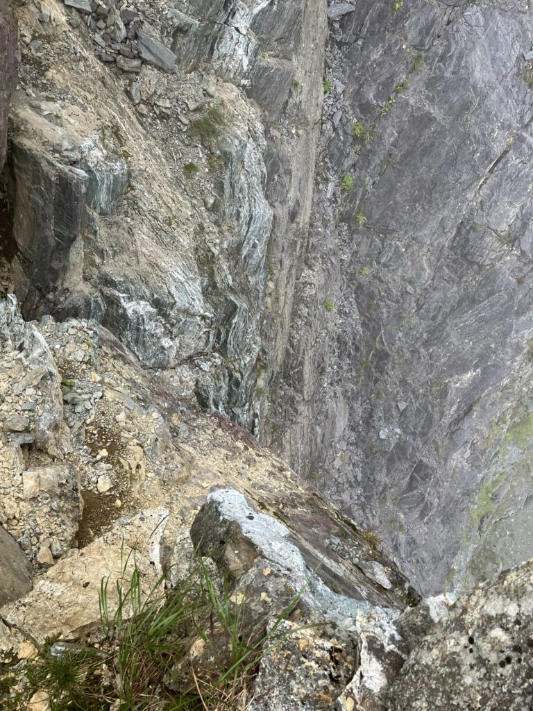 枯れ木テラスから大崩落を見下ろす