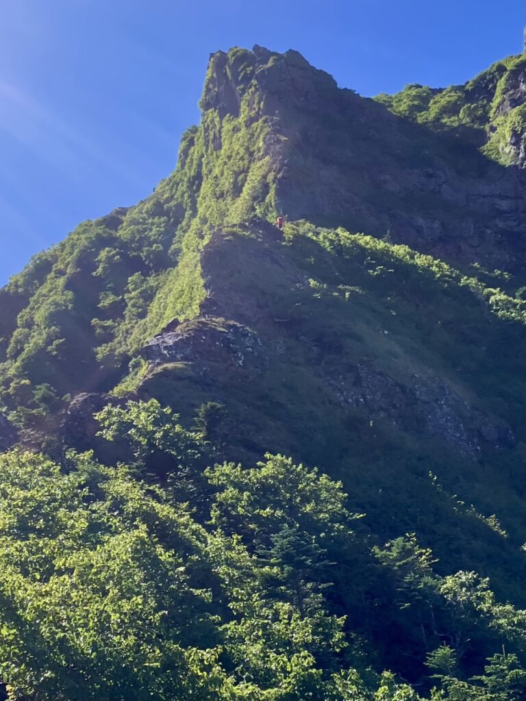 阿弥陀岳北西稜(先行パーティがいる辺りが1ピッチ目取り付き)