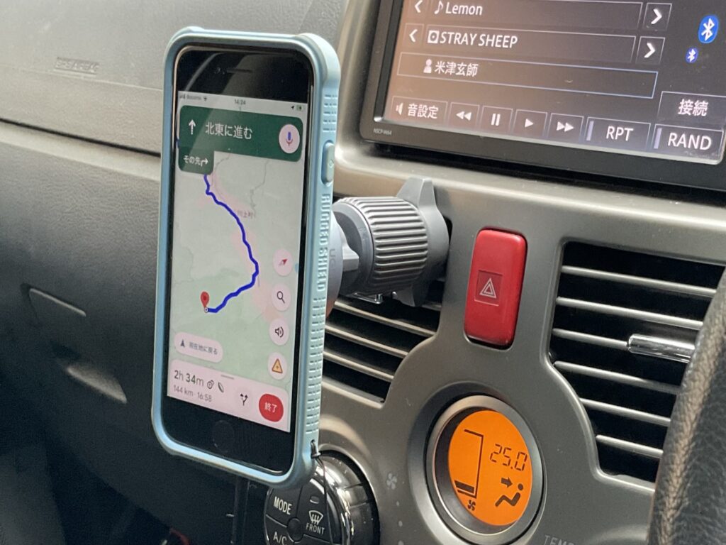MagSafe対応ケースをつけたiPhone SEをMagSafe車載スマホホルダーに装着