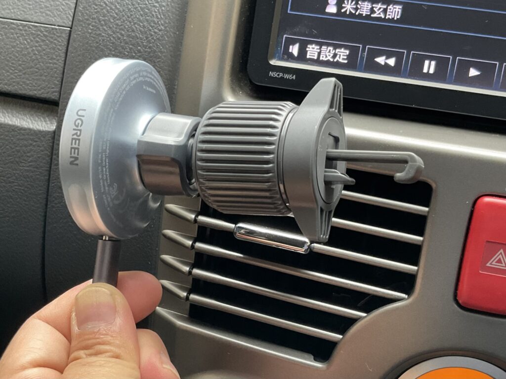 MagSafeスマホホルダー フックでエアコン吹き出し口のルーバーを挟み込む