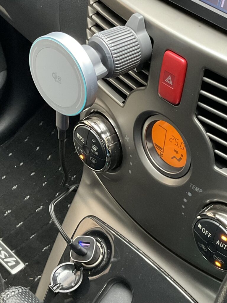MagSafeスマホホルダー USB-Cケーブルをシガーソケット充電器に接続