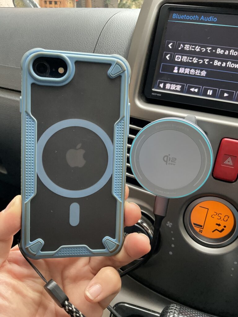 MagSafe対応ケースをつけたiPhone SEとMagSafe車載スマホホルダー