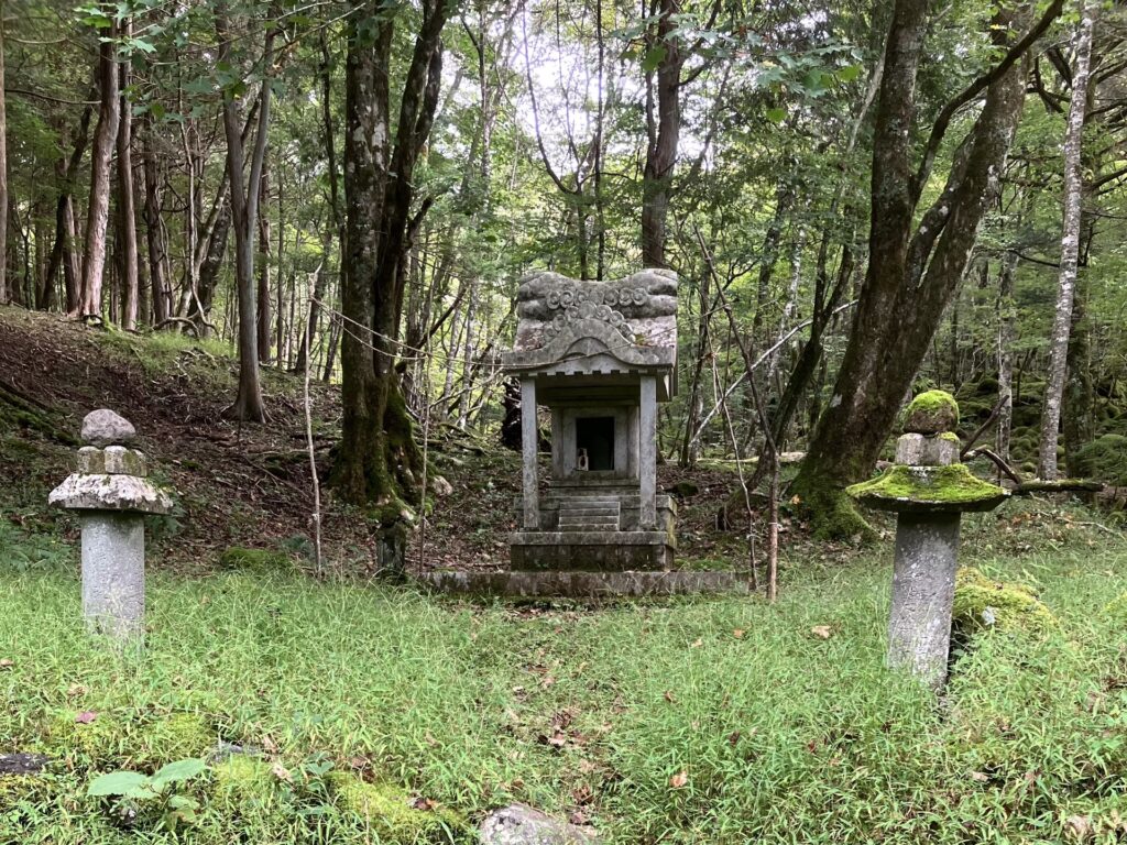 村山古道にある中宮八幡宮跡
