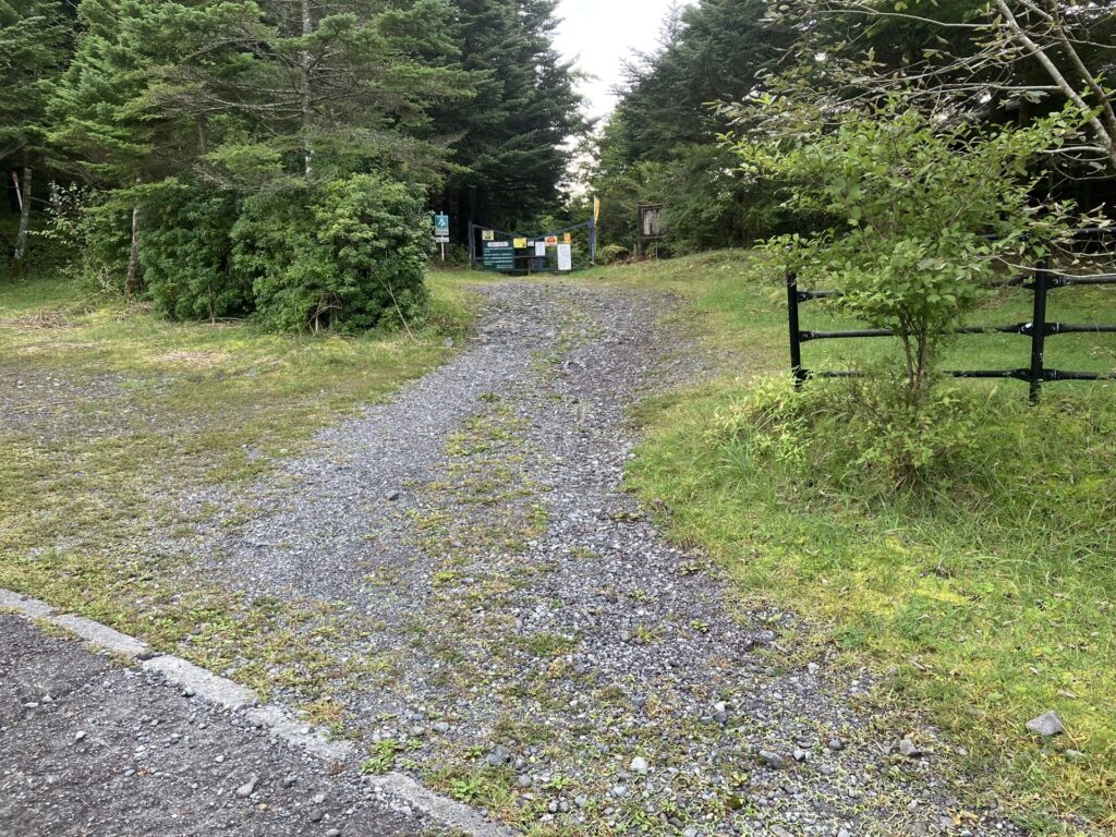 西臼塚駐車場 東端の大渕林道入口