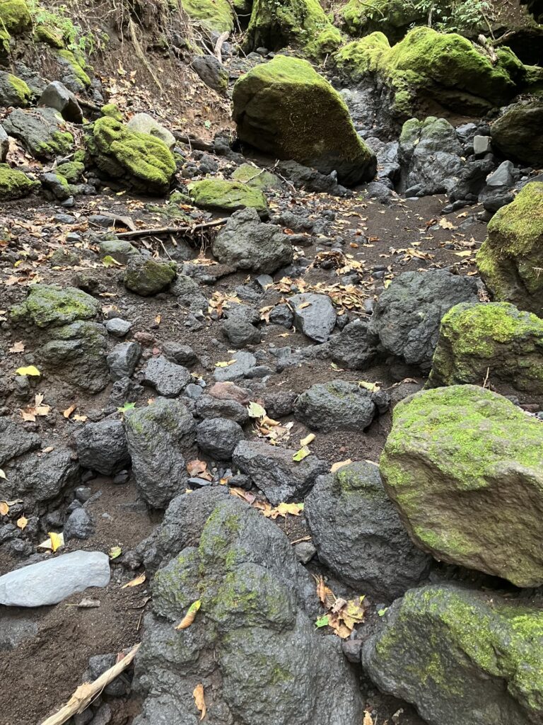 涸れ沢は溶岩がゴロゴロ