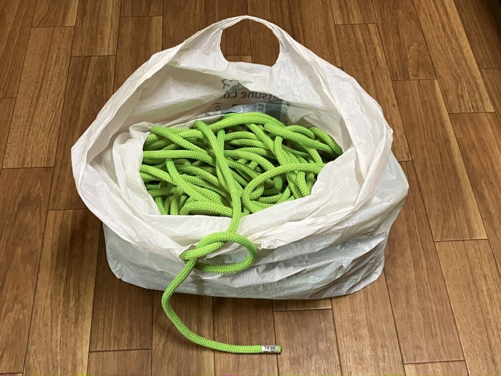 ハーフロープ 50m をポリ袋に入れて上下を作っておく