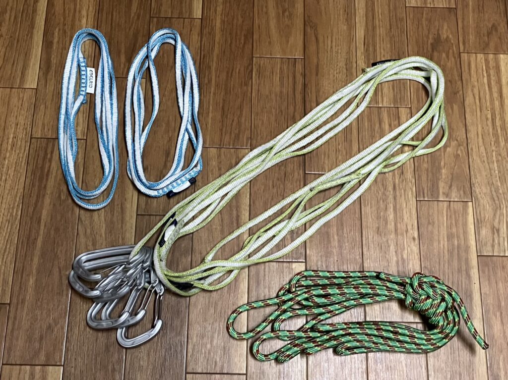 スリング120cm 2本、カラビナとスリング8mm幅60cm多数、捨て縄