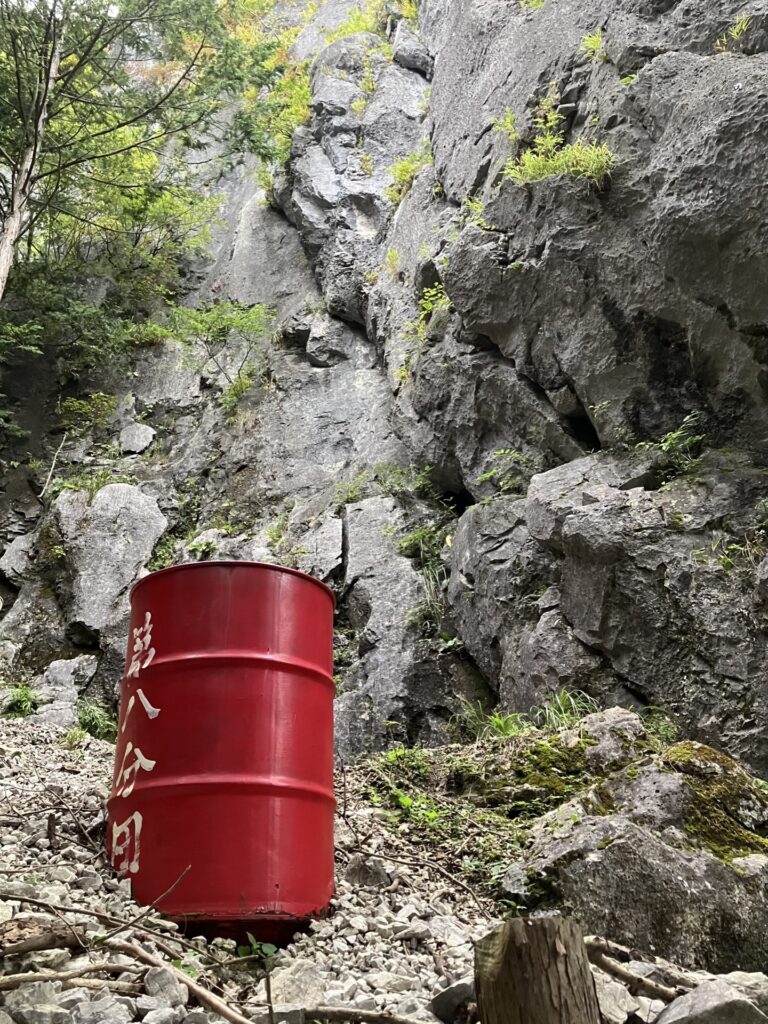 二子山中央稜取り付きの赤いドラム缶