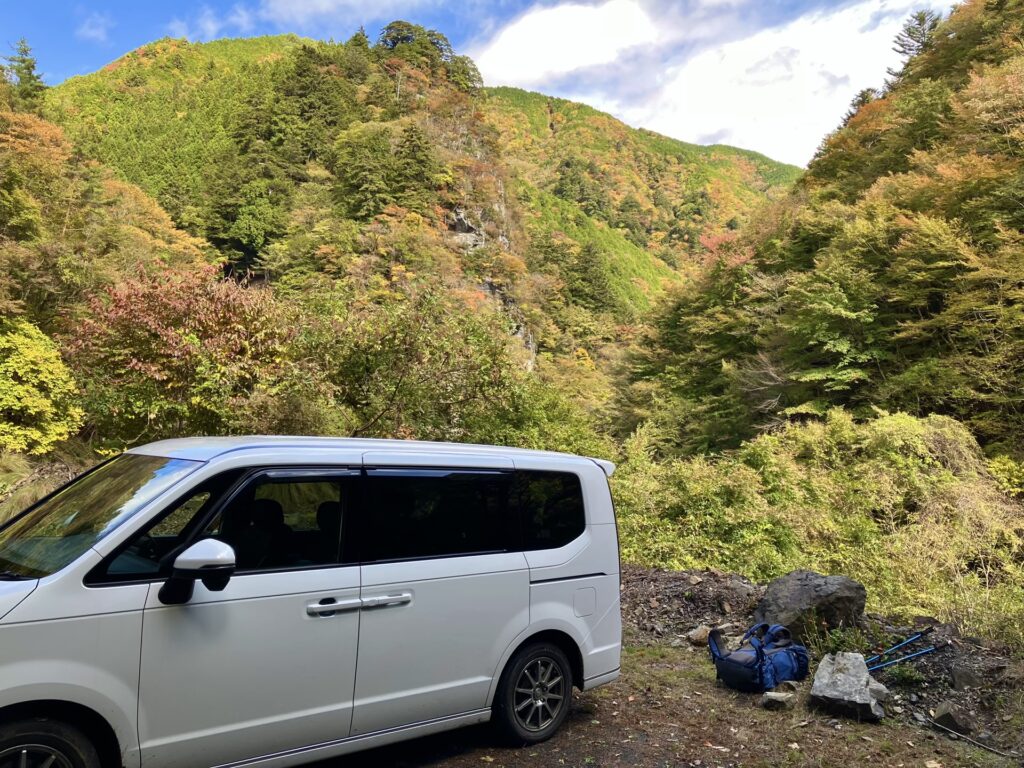 白倉林道ゲート手前の駐車スペース