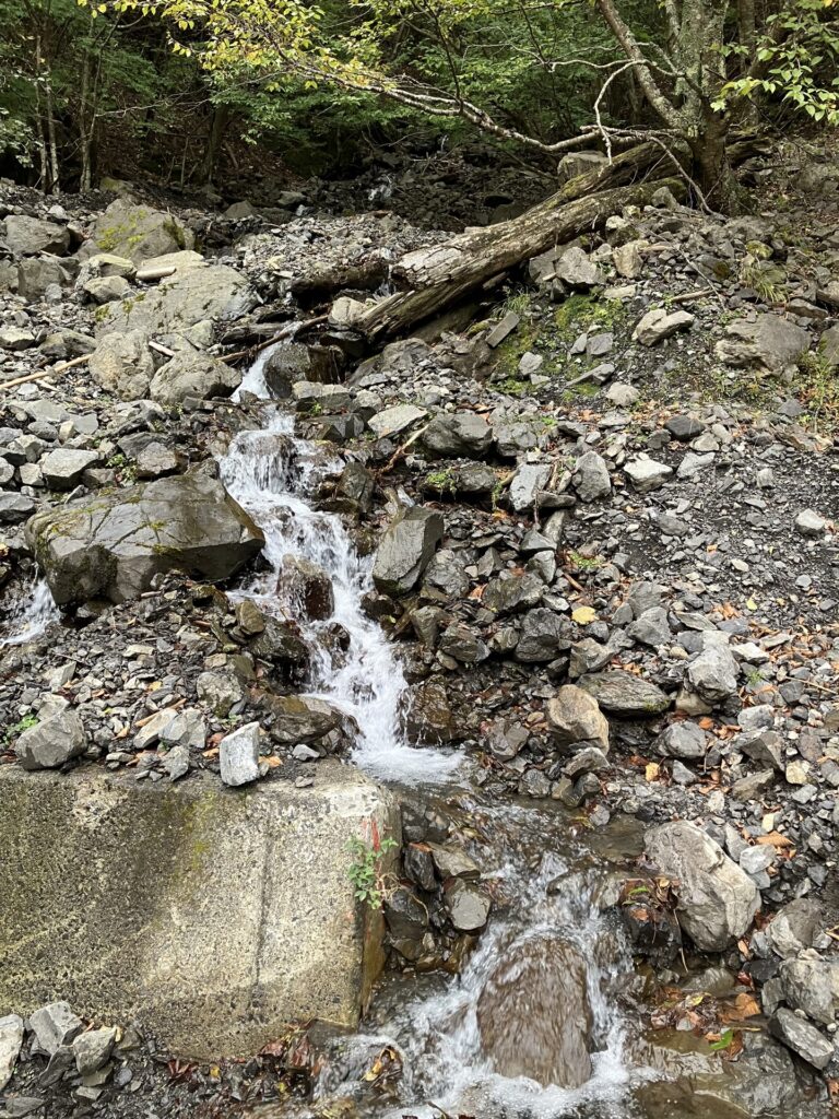 中ノ尾根山登山口800m前の水場