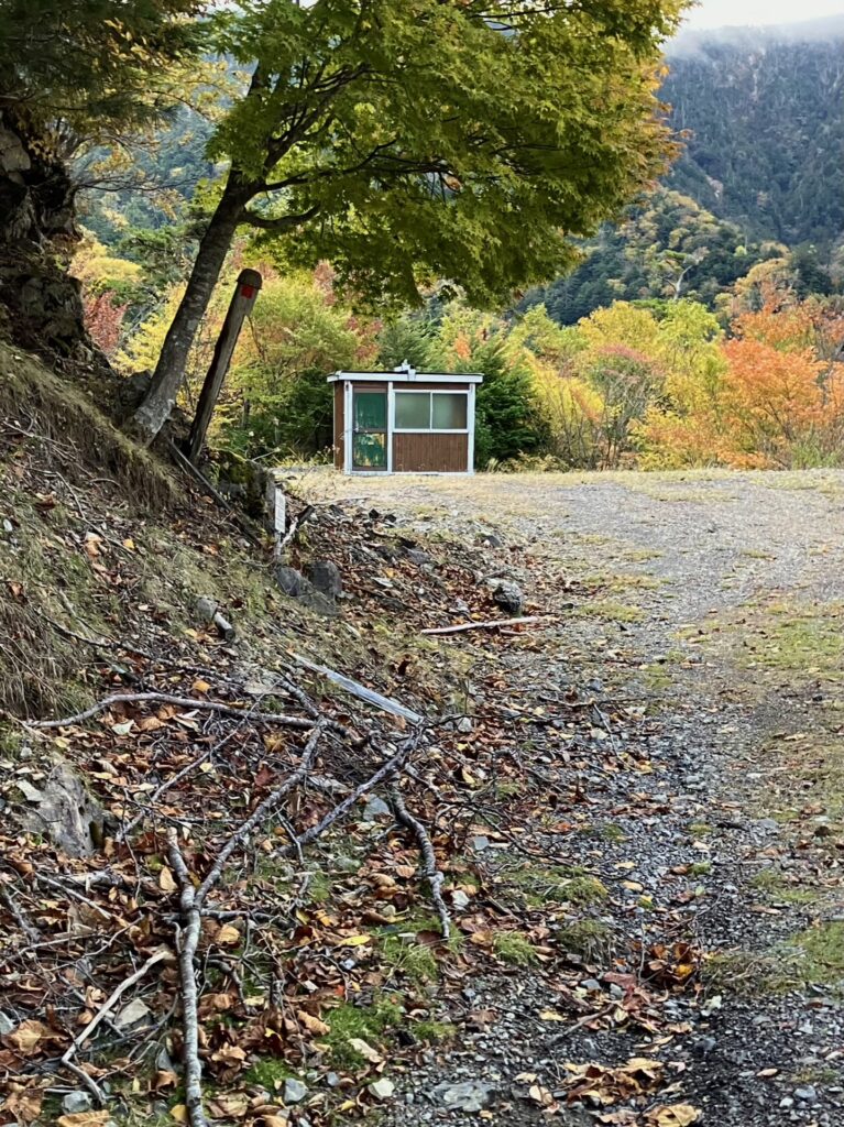中ノ尾根山登山口の小屋