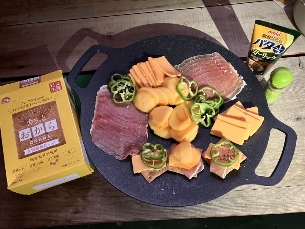 あたり前田のおからクラッカー 生ハム・柿・チーズのせ