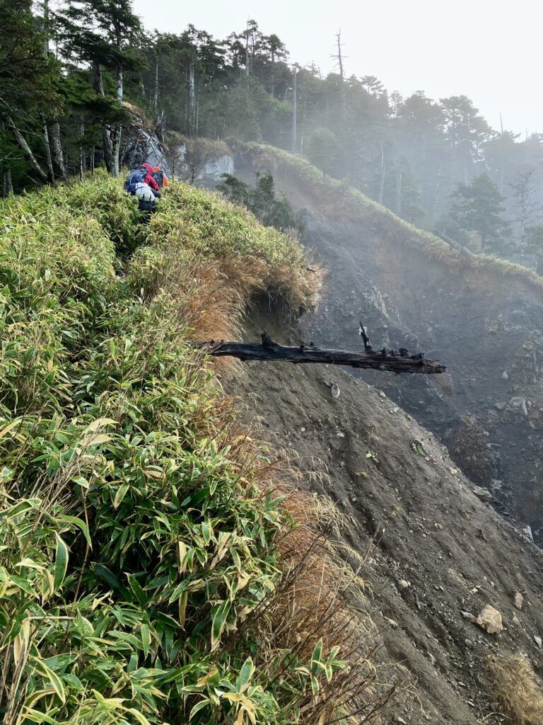 中ノ尾根の崩壊地の上を通る