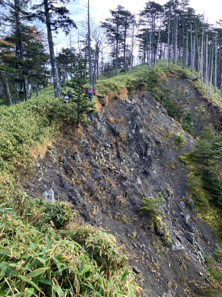 中ノ尾根の2つ目の崩壊地の際を通る