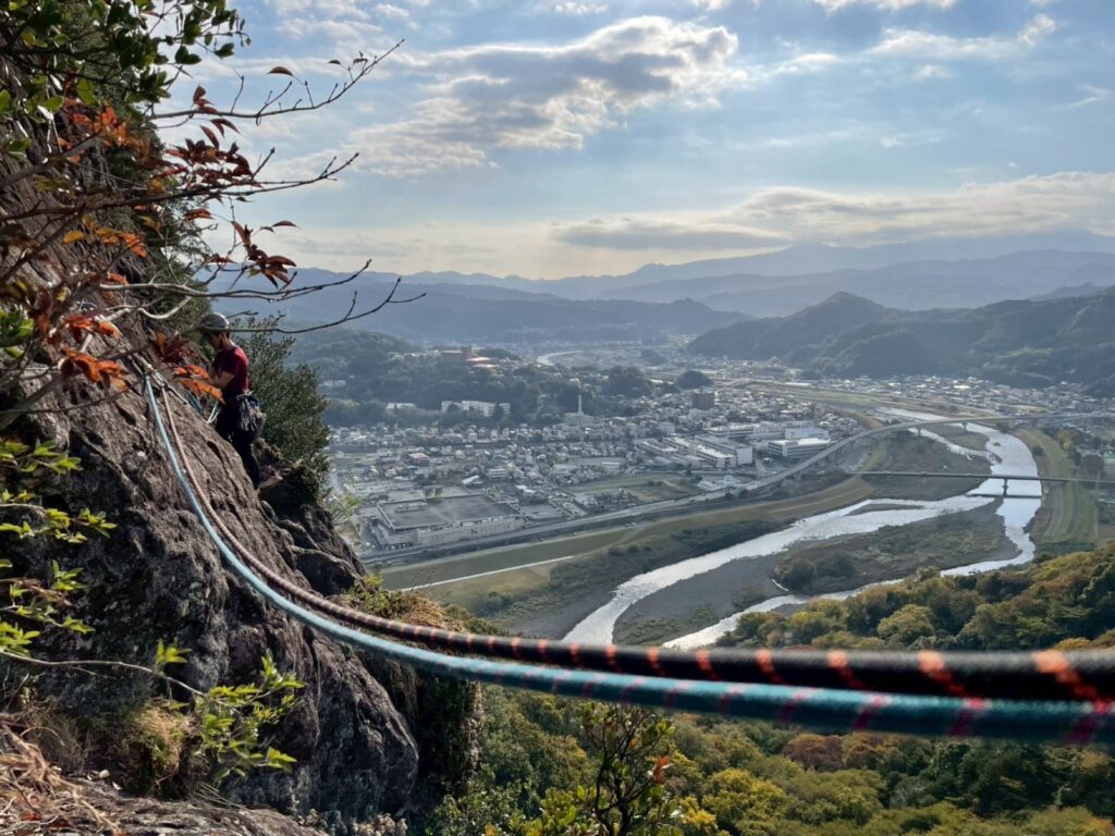 城山 西南カンテ 3ピッチ目 右へトラバース 5.5?