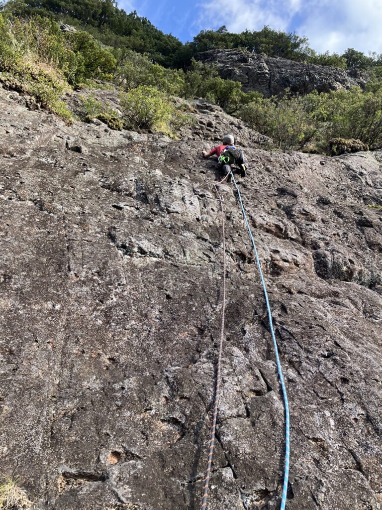城山 西南カンテ 4ピッチ目 スラブ 5.8