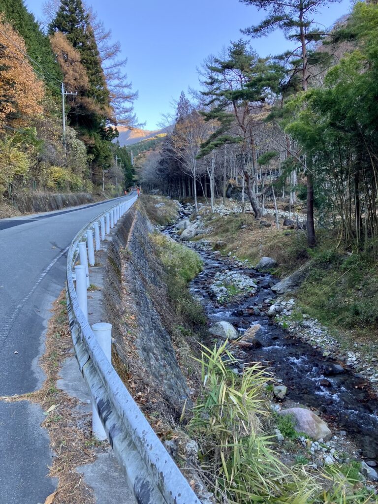 駐車場から道路を150mほど上る