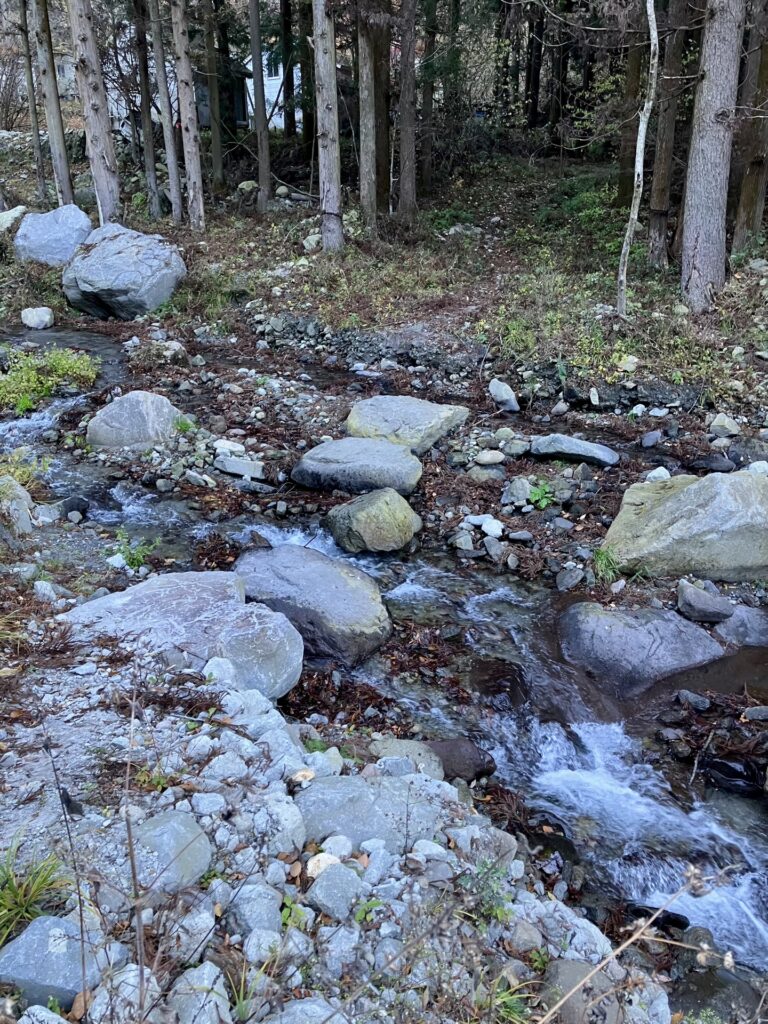 取り付きに向かう渡渉点