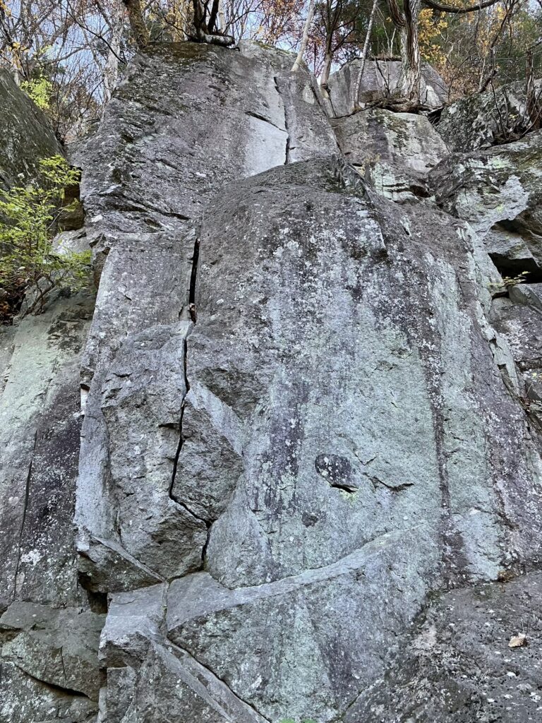 太刀岡山左岩稜 1ピッチ目 5.9 フィンガー〜ハンド〜フィスト