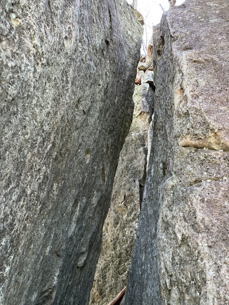 太刀岡山左岩稜 3ピッチ目 5.8 上部 チムニー (奥にダブルクラック ハンド〜チムニー)
