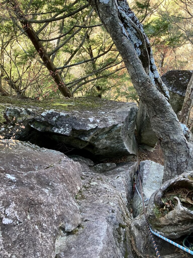 太刀岡山左岩稜 3ピッチ目 終了点から見下ろす