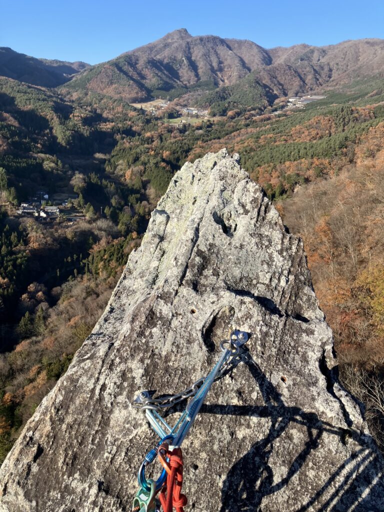太刀岡山左岩稜 9ピッチ目 鋏岩 5.8 終了点