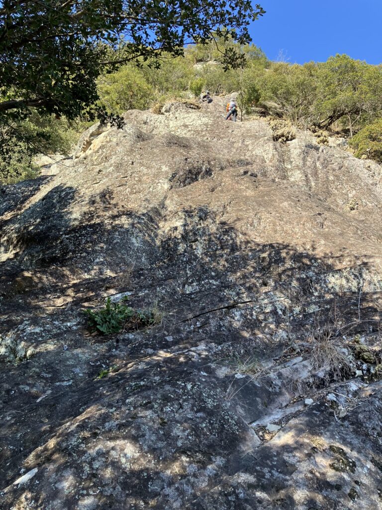 城山 スタートレック 2ピッチ目20m 5.6 スラブ(先行パーティが登ってるのが3ピッチ目)