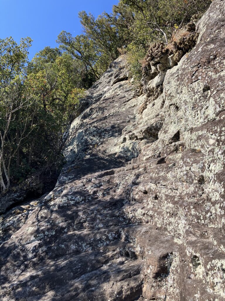 城山 スタートレック 4ピッチ目25m 5.8 左上スラブから垂壁のフェイス