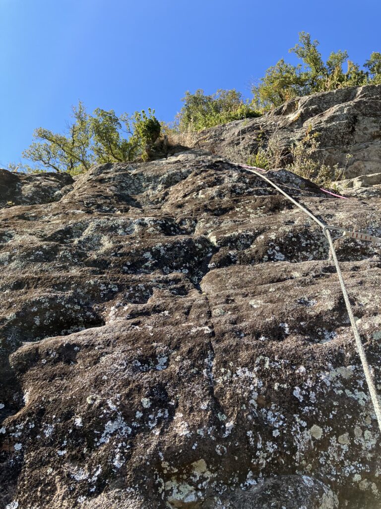 城山 スタートレック 5ピッチ目25m 5.7 砂だらけのスラブからトラバース